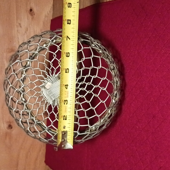 Chain link fence style basket with brass rim and handle - Picture 11 of 11